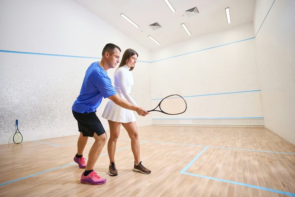 Guide complet pour exceller au padel : conseils et astuces